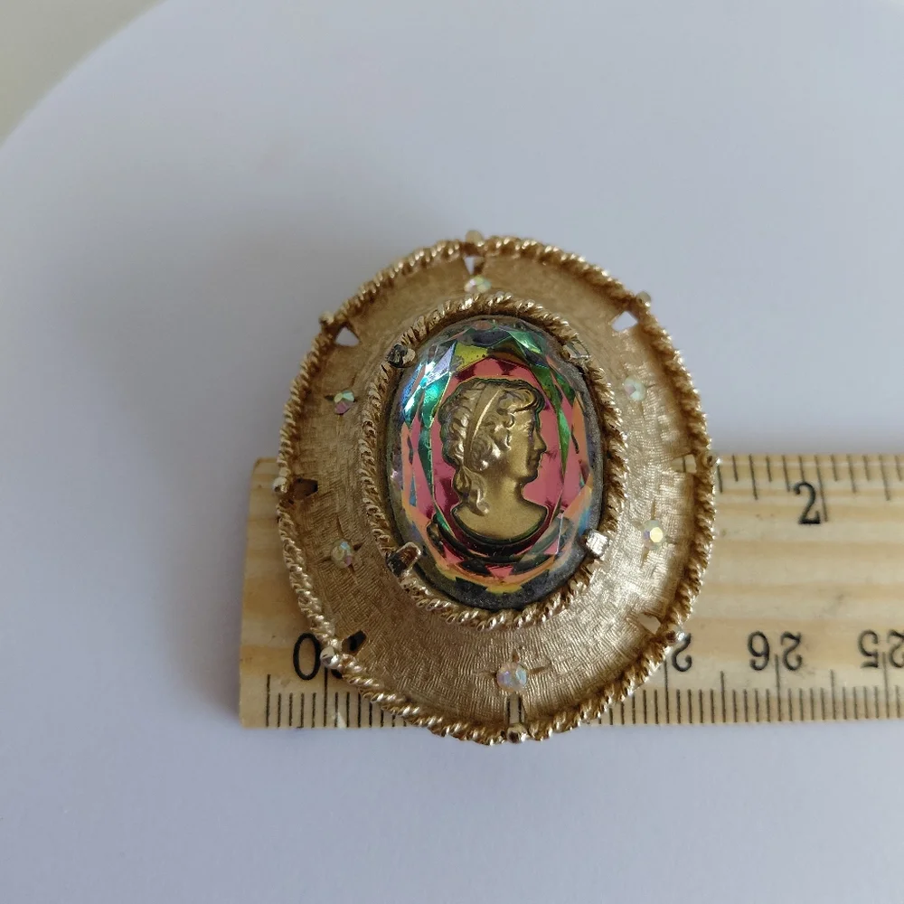 1968 Judy Lee Faceted Heliotrope Glass Reverse Cameo Broch  Enhancer Aurora Bor
